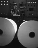 En man arbetar vid manöverbordet vid målmaskin nr. 1 på Papyrus, 12/5-1970.

Fotograf: Rolf Salomonsson, Wezäta studio, Grafiska Vägen Box 5057, 
402 22 Göteborg 5 Växel 031/40 01 40