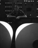 En man arbetar vid manöverbordet vid målmaskin nr. 1 på Papyrus, 12/5-1970.

Fotograf: Rolf Salomonsson, Wezäta studio, Grafiska Vägen Box 5057, 
402 22 Göteborg 5 Växel 031/40 01 40