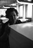 En kvinna sorterar och räknar papper på Papyrus, 12/5-1970.

Fotograf: Rolf Salomonsson, Wezäta studio, Grafiska Vägen Box 5057, 
402 22 Göteborg 5 Växel 031/40 01 40