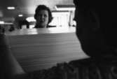Två kvinnor sorterar och räknar papper på Papyrus, 12/5-1970.

Fotograf: Rolf Salomonsson, Wezäta studio, Grafiska Vägen Box 5057, 
402 22 Göteborg 5 Växel 031/40 01 40