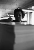 En kvinna sorterar och räknar papper på Papyrus, 12/5-1970.

Fotograf: Rolf Salomonsson, Wezäta studio, Grafiska Vägen Box 5057, 
402 22 Göteborg 5 Växel 031/40 01 40