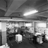 En man arbetar vid skärmaskin nr. 4 på Papyrus, 8/9-1970.