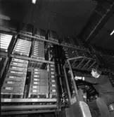 En man arbetar i NT-lagret på Papyrus, 1/10-1970.