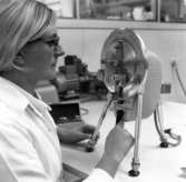 En kvinna arbetar i laboratoriet på Papyrus, 8/9-1970.