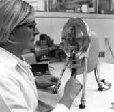 En kvinna arbetar i laboratoriet på Papyrus, 8/9-1970.