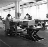 Några kvinnor sorterar papper (sorteringsstation) på Papyrus, 8/9-1970.