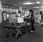 Några kvinnor sorterar papper (sorteringsstation) på Papyrus, 8/9-1970.