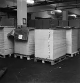 Packning av kartong på pall.