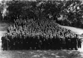 Medaljutdelning 1945. Gruppfoto i kyrkbacken. Se kopiepärm.