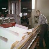 Man som arbetar vid maskin på Papyrus.
KM1