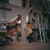 Man som arbetar vid maskin på Papyrus.
KM 2.