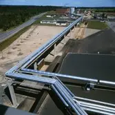 Exteriörbild från Papyrus Nymölla AB. Ledning från massabruket.