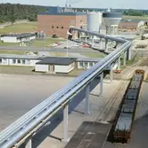 Exteriörbild från Papyrus Nymölla AB. Ledning från massabruket.