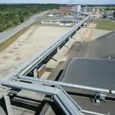 Exteriörbild från Papyrus Nymölla AB. Ledning från massabruket.