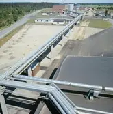 Exteriörbild från Papyrus Nymölla AB. Ledning från massabruket.