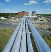 Exteriörbild från Papyrus Nymölla AB. Ledning från massabruket.