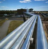 Exteriörbild från Papyrus Nymölla AB. Ledning från massabruket.