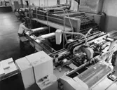 Interiörbild från Papyrus. Paketeringsmaskinen, A4.
Anna-Lisa Lindström.
Foto: Peter Schmidbaer, Prisma-Foto.