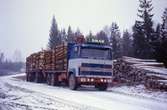 Vedtransport med lastbil vintertid.