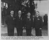 En familj av medaljörer. - Fadern, förrådsförvaltare Hjalmar Hagstedt, med sina 40 tjänsteår samt från vänster sönerna Valter Hagstedt, 30 tjänsteår, Sixten Hagstedt, 35 tjänsteår och Torsten Hagstedt, 25 tjänsteår.