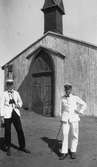Fylgias resor 1924-25
2 personer utanför en kyrka