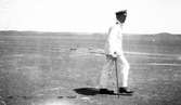 Fylgias resor 1924-25.
En person ute och går vid stranden.