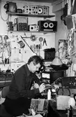 Leif Alenäs i sin televerkstad i Kållered, år 1983.

För mer information om bilden se under tilläggsinformation.