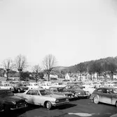 Bilparkering i Huskvarna. I bakgrunden syns bussterminalen vid Viktoriaplan.