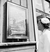 En kvinna står utanför Wärdshuset Gule Knut på Smedjegatan 17 i Jönköping och läser på skylten vad de har att erbjuda. Man kan välja mellan God husmanskost, hembakat bröd, våfflor eller deras specialité goda smörgåsar. Till det dricker man kaffe, the eller choklad.