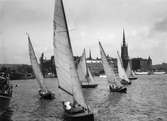 Stjärnbåtar på Riddarfjärden, möjligen under den s k Stadshusregattan (Ungdomens hösttävlingar i segling) något av åren 1934-38.