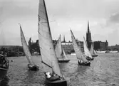 Stjärnbåtar på Riddarfjärden, möjligen under den s k Stadshusregattan (Ungdomens hösttävlingar i segling) något av åren 1934-38.