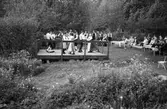 Gammeldans i Långåker, Kållered, år 1983. Kvarnbyns folkdanslag dansar till musik framförd av Kållereds spelmanslag.

För mer information om bilden se under tilläggsinformation.