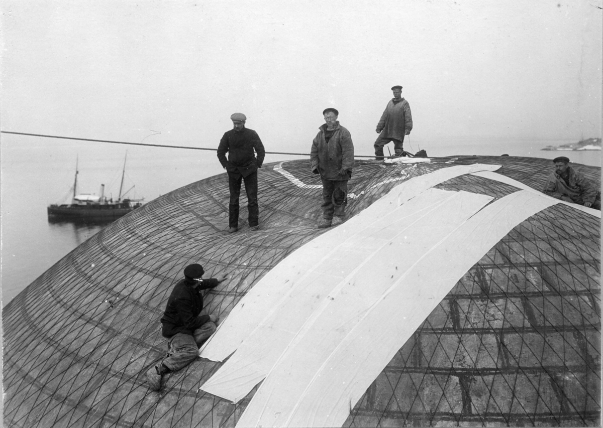Jonas Stadling, "Tätning af ballongen." Alexis Machuron stående till vänster. HMS Svensksund i bakgrunden