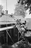 Hembygdsgården Börjesgården i Hällesåker, Lindome, år 1983. Byggnadsunderhåll på gårdens snickarbod.

För mer information om bilden se under tilläggsinformation.