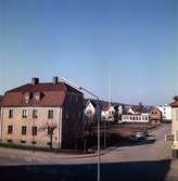 Vy från Drottninggatan i Huskvarna ner mot Baptistkyrkan som ligger i hörnet Linnégatan-Vintergatan. En tomt är schaktad för byggnation.