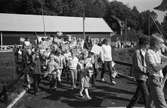 Nationaldagsfirande i Kållered, år 1983. Festtåg med skolbarn.

För mer information om bilden se under tilläggsinformation.