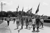 Fässbergsskolans elever firar Sveriges nationaldag i Mölndal, år 1983. Festtåg på Toltorpsgatan.

Fotografi taget av Harry Moum, HUM, Mölndals-Posten, vecka 23, år 1983.