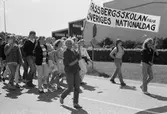 Fässbergsskolans elever firar Sveriges nationaldag i Mölndal, år 1983. Festtåg på Toltorpsgatan.

Fotografi taget av Harry Moum, HUM, Mölndals-Posten, vecka 23, år 1983.