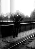 Vakthållning vid vid järnvägsbron i Köping, år 1914.
Fotograf E. Sörman.