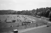 Skolmästerskap på Krokslättsvallen i Mölndal, år 1983. Vy över idrottsanläggningen.

Fotografi taget av Harry Moum, HUM, i samband med artikel i Mölndals-Posten, vecka 24, år 1983.