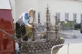 Göran Forss med votivskepp från Toresunds kyrka utanför Sjöhistoriska museet.