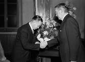 Landshövding Hilding Kjellman skakar hand med manlig medaljör, Uppsala september 1944