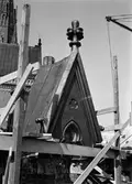 Detalj av Uppsala domkyrkas tak klätt med byggnadsställning 1938