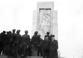 Skeppsgossekåren 1927-30
Vid ett monument