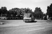 Kålleredsbussar parkerade vid Gamla Riksvägen i Kållereds centrum år 1983.