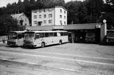Bussar utanför Kålleredsbussarnas garage vid Gamla Riksvägen i Kållereds centrum år 1983. 