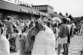 Karneval i Kållered, år 1983. Festligheter i centrum.

För mer information om bilden se under tilläggsinformation.