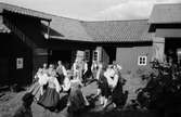 Lindome Hembygdsgille firar 20-årsjubileum på Börjesgården i Hällesåker den 23 juli år 1983. Hällesåkers folkdanslag.

För mer information om bilden se under tilläggsinformation.