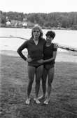 Simskolelärarinnorna Lena Eklund och Angela Iaconelli vid Talluddens badplats, Västra Ingsjön i Lindome, år 1983.

För mer information om bilden se under tilläggsinformation.