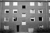 Eldsvåda på Våmmedalsvägen i Kållered, år 1983. Vädring av lägenheterna efter branden.

Fotografi taget av Harry Moum, HUM, Mölndals-Posten, vecka 34, år 1983.